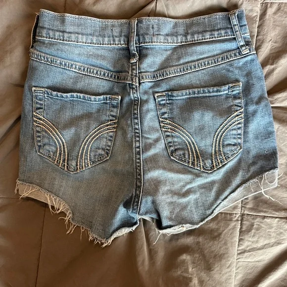 Hollister Women’s 0/24 Blue Jean Shorts with Frayed Hem - Picture 2 of 3